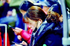 年轻低头族成为颈椎病主