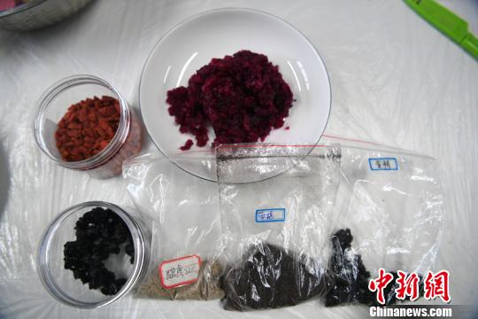 月饼共有6款，使用白扁豆、黄精、酸枣仁、山药、莲子等不同的中药馅料制成，并根据功效分别取名为“阳春白雪”“花好月圆”“平步青云”“红袖添香”“五福临门”“朝阳鸣凤”。　张瑶 摄