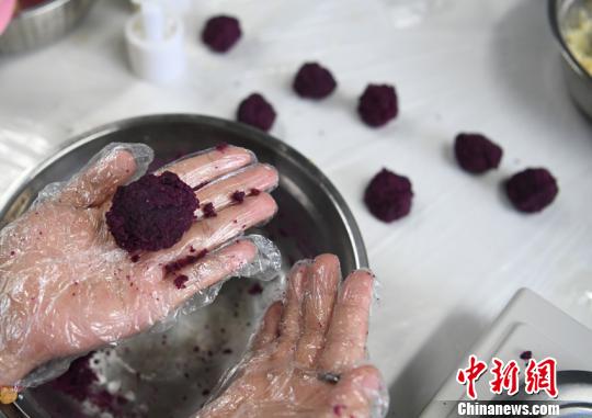 所有月饼都是学生们手工制成的。　张瑶 摄