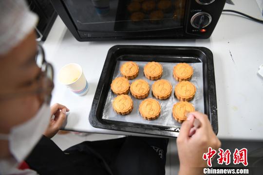 月饼共有6款，使用白扁豆、黄精、酸枣仁、山药、莲子等不同的中药馅料制成，具有宁神益智、补气养颜、养心补血、益气养颜等功效。　张瑶 摄