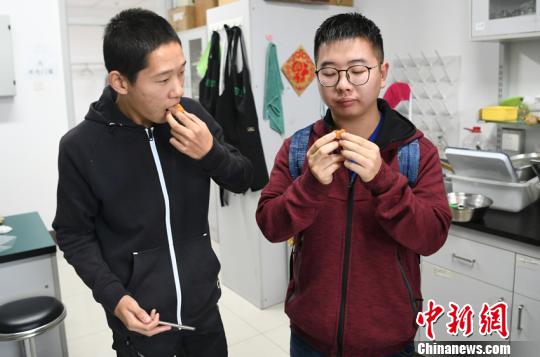 十分别致的中医养生月饼吸引了许多学生慕名前来品尝。　张瑶 摄